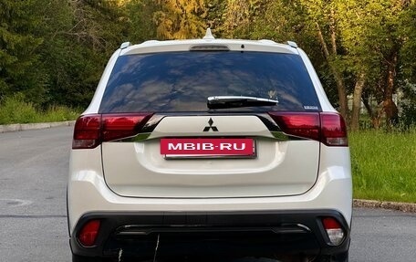 Mitsubishi Outlander III рестайлинг 3, 2021 год, 1 699 000 рублей, 5 фотография