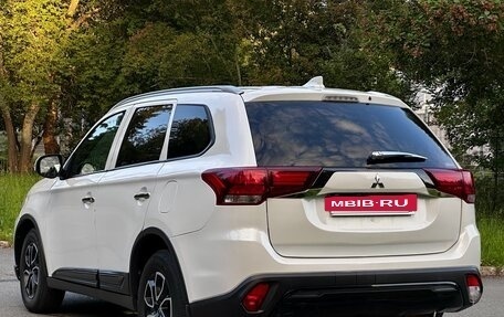 Mitsubishi Outlander III рестайлинг 3, 2021 год, 1 699 000 рублей, 6 фотография