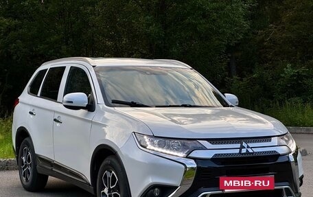 Mitsubishi Outlander III рестайлинг 3, 2021 год, 1 699 000 рублей, 8 фотография