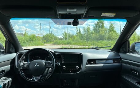Mitsubishi Outlander III рестайлинг 3, 2021 год, 1 699 000 рублей, 9 фотография