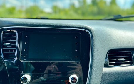 Mitsubishi Outlander III рестайлинг 3, 2021 год, 1 699 000 рублей, 13 фотография