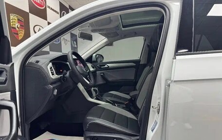 Volkswagen T-Roc I, 2023 год, 1 700 000 рублей, 4 фотография