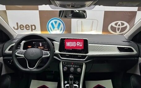 Volkswagen T-Roc I, 2023 год, 1 700 000 рублей, 2 фотография