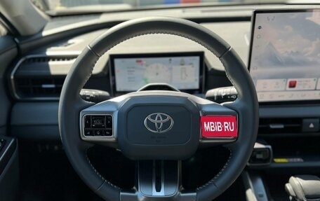Toyota RAV4, 2025 год, 3 890 000 рублей, 13 фотография
