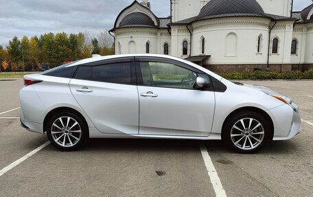 Toyota Prius IV XW50, 2017 год, 1 650 000 рублей, 3 фотография