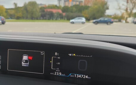 Toyota Prius IV XW50, 2017 год, 1 650 000 рублей, 12 фотография
