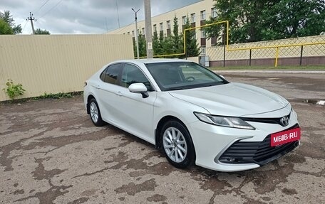 Toyota Camry, 2021 год, 2 350 000 рублей, 3 фотография