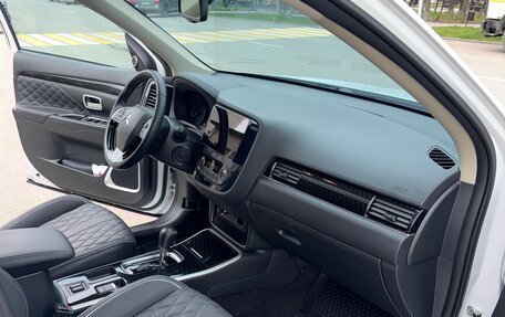 Mitsubishi Outlander III рестайлинг 3, 2022 год, 2 850 000 рублей, 9 фотография