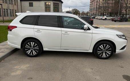 Mitsubishi Outlander III рестайлинг 3, 2022 год, 2 850 000 рублей, 2 фотография