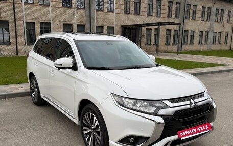 Mitsubishi Outlander III рестайлинг 3, 2022 год, 2 850 000 рублей, 6 фотография