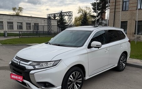 Mitsubishi Outlander III рестайлинг 3, 2022 год, 2 850 000 рублей, 3 фотография