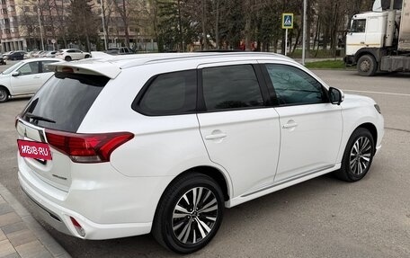 Mitsubishi Outlander III рестайлинг 3, 2022 год, 2 850 000 рублей, 5 фотография