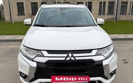 Mitsubishi Outlander III рестайлинг 3, 2022 год, 2 850 000 рублей, 7 фотография