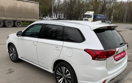 Mitsubishi Outlander III рестайлинг 3, 2022 год, 2 850 000 рублей, 4 фотография