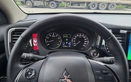 Mitsubishi Outlander III рестайлинг 3, 2022 год, 2 850 000 рублей, 17 фотография