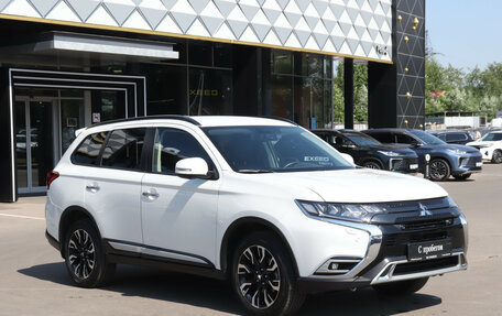 Mitsubishi Outlander III рестайлинг 3, 2021 год, 2 980 000 рублей, 3 фотография