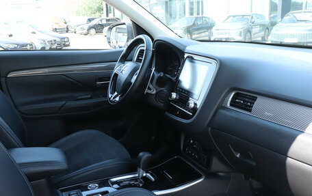 Mitsubishi Outlander III рестайлинг 3, 2021 год, 2 980 000 рублей, 10 фотография