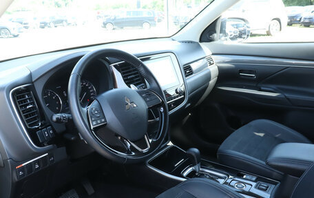 Mitsubishi Outlander III рестайлинг 3, 2021 год, 2 980 000 рублей, 14 фотография