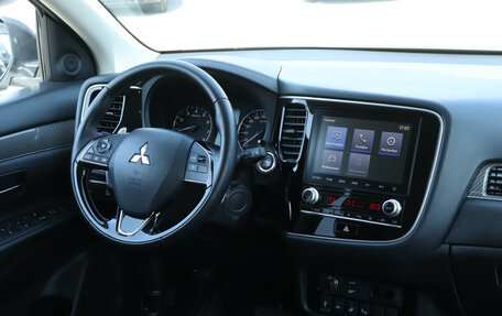 Mitsubishi Outlander III рестайлинг 3, 2021 год, 2 980 000 рублей, 13 фотография