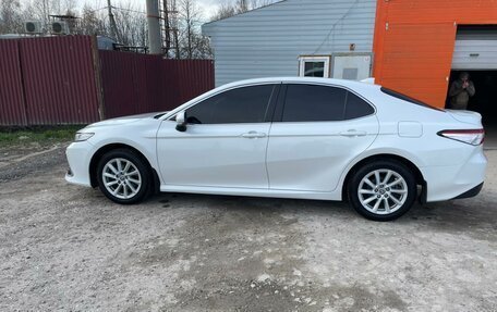 Toyota Camry, 2022 год, 2 600 000 рублей, 10 фотография