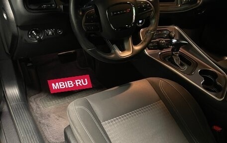 Dodge Challenger III рестайлинг 2, 2018 год, 3 300 000 рублей, 1 фотография