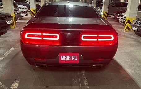 Dodge Challenger III рестайлинг 2, 2018 год, 3 300 000 рублей, 4 фотография