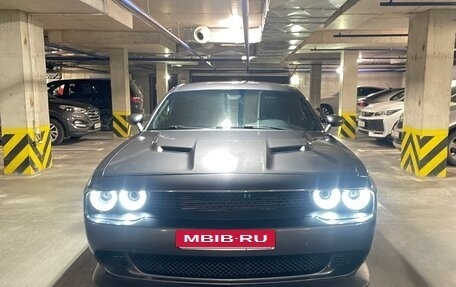 Dodge Challenger III рестайлинг 2, 2018 год, 3 300 000 рублей, 2 фотография