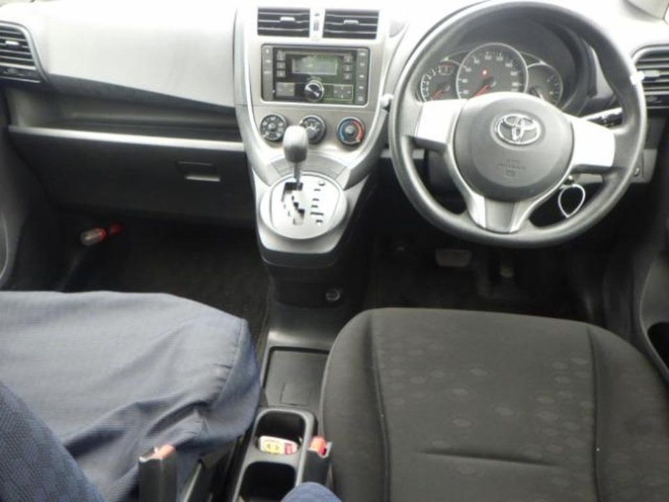Toyota Ractis II, 2011 год, 899 000 рублей, 3 фотография