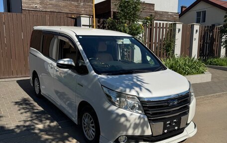 Toyota Noah III, 2015 год, 2 190 000 рублей, 2 фотография