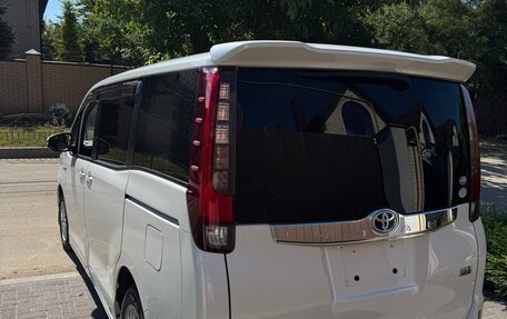Toyota Noah III, 2015 год, 2 190 000 рублей, 9 фотография