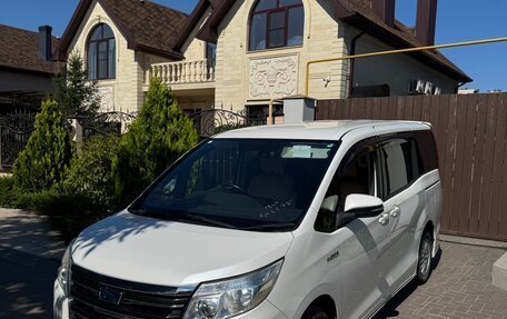 Toyota Noah III, 2015 год, 2 190 000 рублей, 5 фотография