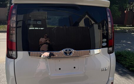 Toyota Noah III, 2015 год, 2 190 000 рублей, 10 фотография