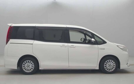Toyota Noah III, 2015 год, 2 190 000 рублей, 22 фотография