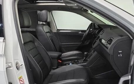 Volkswagen Tiguan II, 2020 год, 3 080 000 рублей, 13 фотография