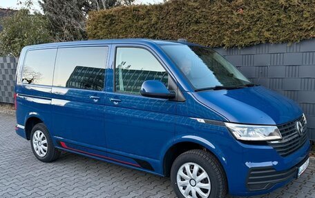 Volkswagen Multivan T6 рестайлинг, 2023 год, 5 000 000 рублей, 2 фотография