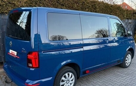 Volkswagen Multivan T6 рестайлинг, 2023 год, 5 000 000 рублей, 3 фотография