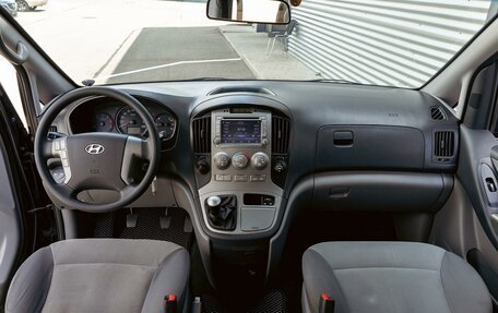 Hyundai H-1 II рестайлинг, 2010 год, 1 295 000 рублей, 15 фотография