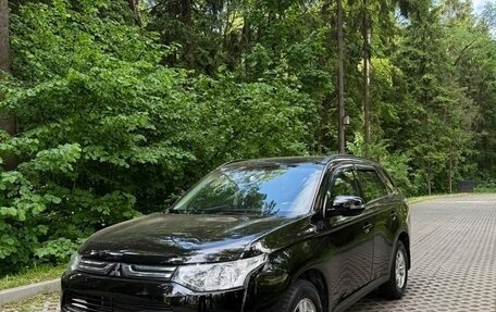 Mitsubishi Outlander III рестайлинг 3, 2013 год, 1 250 000 рублей, 2 фотография
