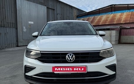 Volkswagen Tiguan II, 2021 год, 2 250 000 рублей, 2 фотография