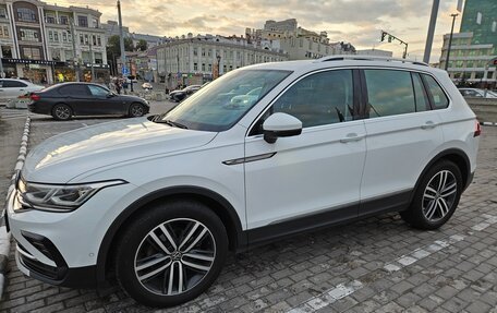 Volkswagen Tiguan II, 2021 год, 4 000 000 рублей, 2 фотография