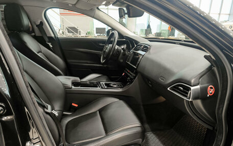 Jaguar XE I рестайлинг, 2017 год, 2 000 000 рублей, 13 фотография