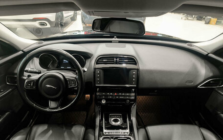 Jaguar XE I рестайлинг, 2017 год, 2 000 000 рублей, 17 фотография