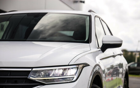 Volkswagen Tiguan II, 2021 год, 2 799 000 рублей, 2 фотография