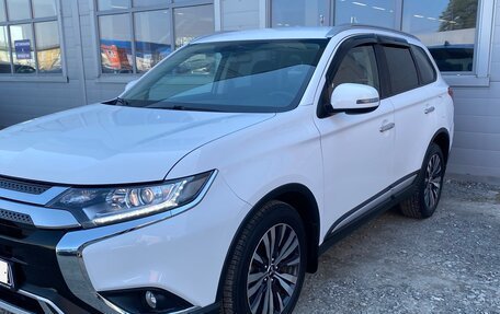 Mitsubishi Outlander III рестайлинг 3, 2018 год, 2 000 000 рублей, 3 фотография