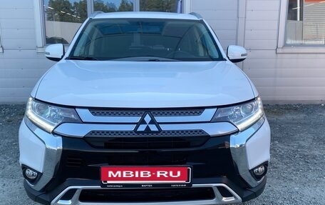 Mitsubishi Outlander III рестайлинг 3, 2018 год, 2 000 000 рублей, 2 фотография