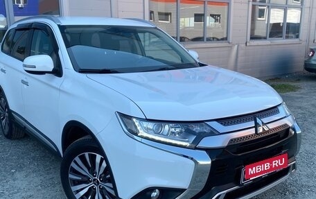 Mitsubishi Outlander III рестайлинг 3, 2018 год, 2 000 000 рублей, 4 фотография
