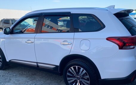 Mitsubishi Outlander III рестайлинг 3, 2018 год, 2 000 000 рублей, 5 фотография