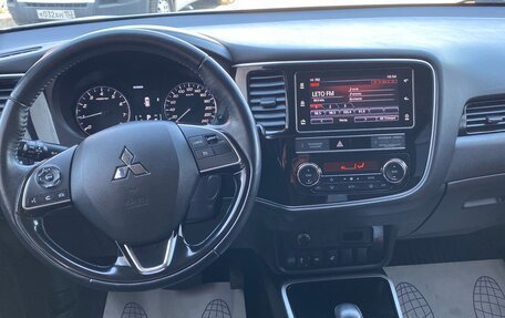 Mitsubishi Outlander III рестайлинг 3, 2018 год, 2 000 000 рублей, 13 фотография