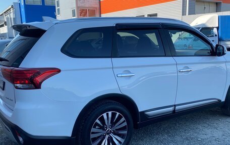 Mitsubishi Outlander III рестайлинг 3, 2018 год, 2 000 000 рублей, 6 фотография