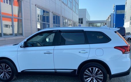 Mitsubishi Outlander III рестайлинг 3, 2018 год, 2 000 000 рублей, 8 фотография